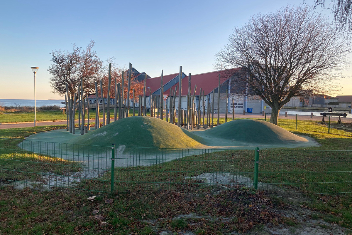 An overview of the playground at Bandholm Beach